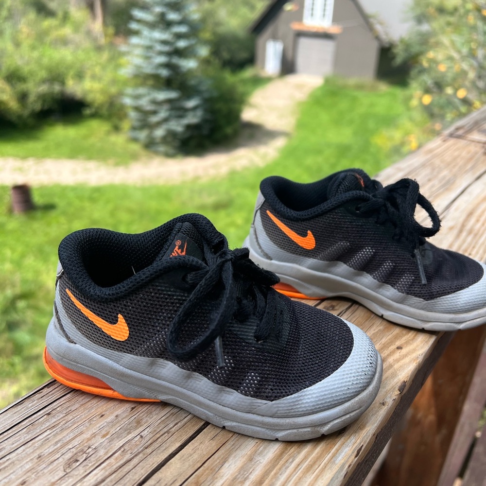 🏡 Nike Baby/Toddler Boy Shoe Size 6.5 Orange Accents, Good Condition